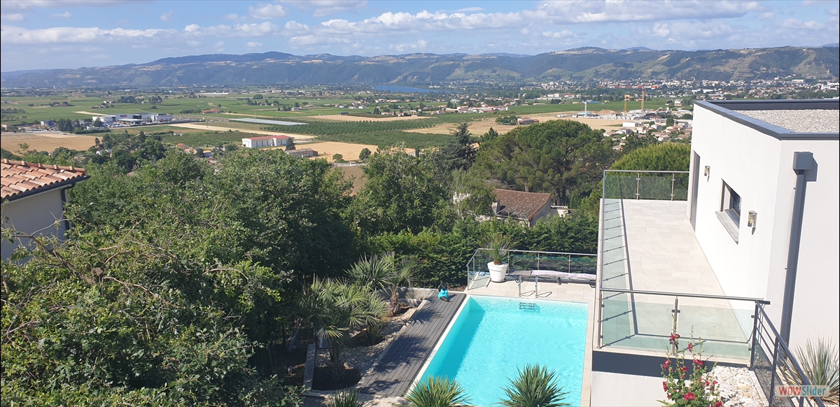 La marche débute par une montée qui domine la vallée du Rhône